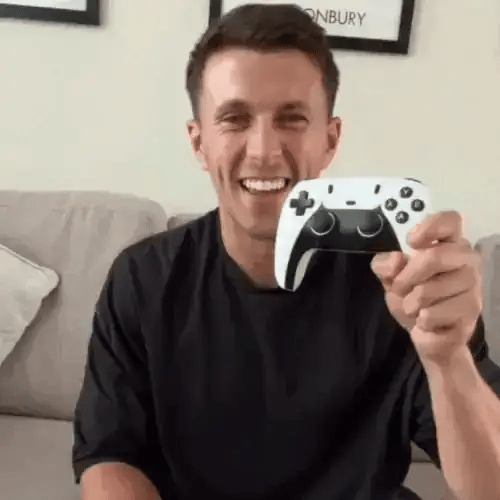 Customer using NEW UPGRADE Retro Game Console Stick wireless controller – real gameplay experience with plug and play retro console